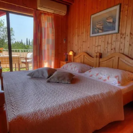 Helena3 Mit Blick Auf Wasser By Interhome *