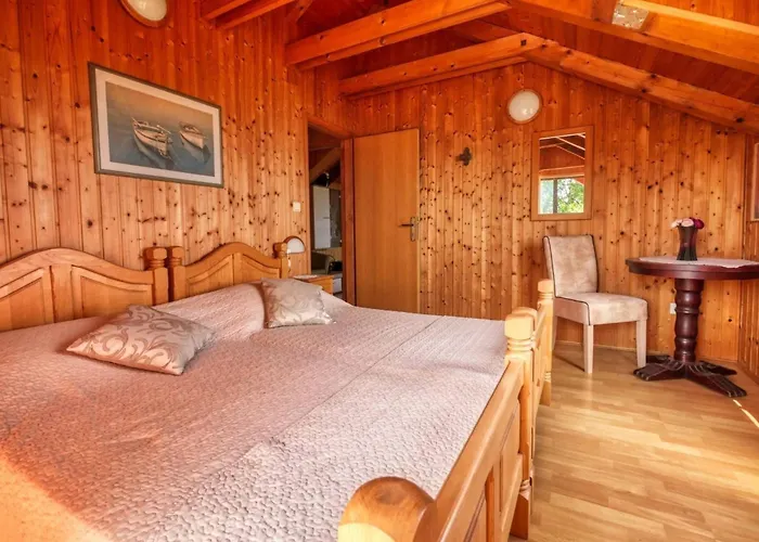 Helena3 Mit Blick Auf Wasser By Interhome *