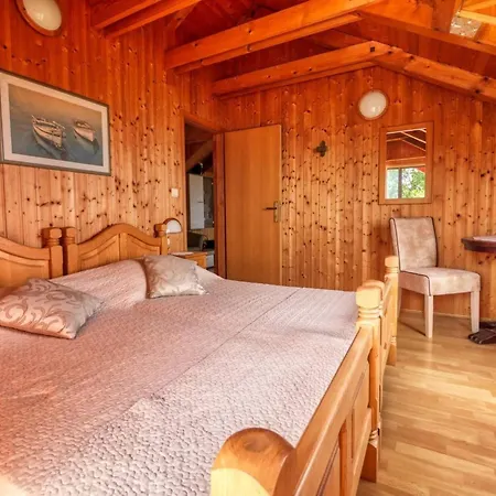 Helena3 Mit Blick Auf Wasser By Interhome *