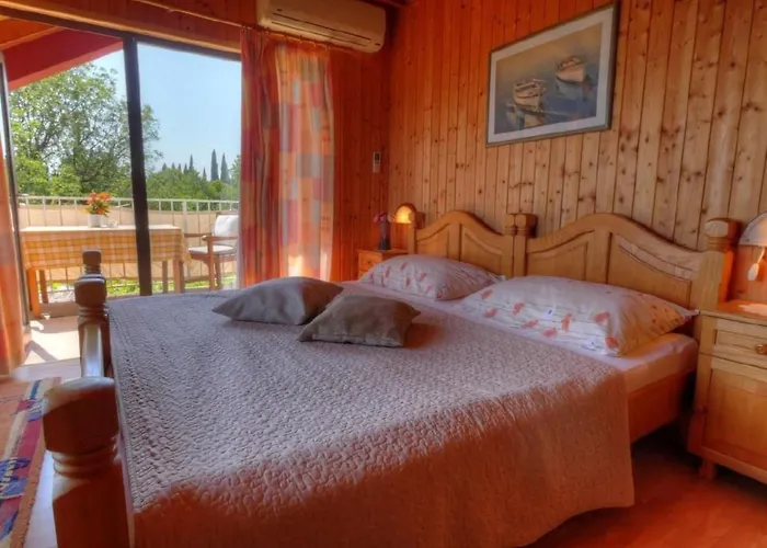 Helena3 Mit Blick Auf Wasser By Interhome *